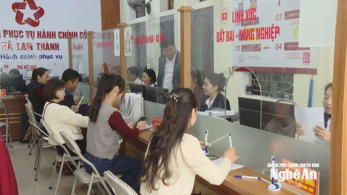 Những ngày giáp Tết này, Trung tâm Phục vụ Hành chính công xã Lam Thành vẫn đông người dân đến giao dịch. Ảnh: Hữu Song