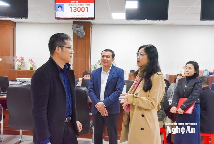 Phó Giám đốc Sở Nội vụ Nguyễn Thị Mai Thương kiểm tra tại Trung tâm Phục vụ Hành chính công của tỉnh. Ảnh: Mai Hương