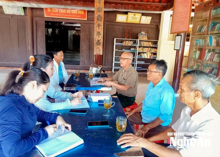 Ban khuyến học dòng họ Võ Đại tôn (xã Minh Châu) họp bàn chuẩn bị cho Tết khuyến học. Ảnh: Minh Quân