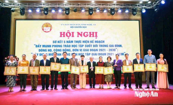 Đại diện Sở Giáo dục và Đạo tạo và Hội Khuyến học tỉnh khen thưởng các dòng họ khuyến học. Ảnh: Hội Khuyến học tỉnh Nghệ An