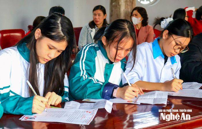 Khai bút đầu Xuân - một nép đẹp văn hóa của dòng họ Hồ ở xã Quỳnh Đôi, huyện Quỳnh Lưu cũ (nay là xã Quỳnh Anh, tỉnh Nghệ An). Ảnh: CSCC