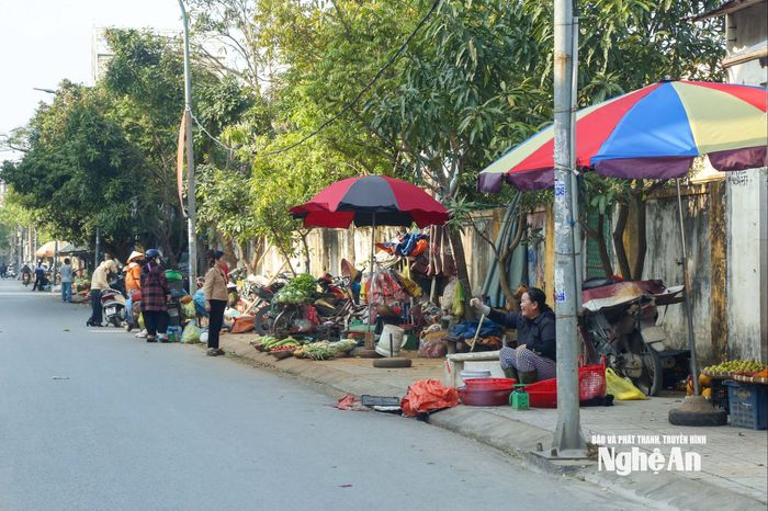 Nhiều tiểu thương bỏ chợ bày bán hàng hóa tràn lan trên vỉa hè gây mất mỹ quan, trật tự đô thị. Ảnh: Đình Tuyên