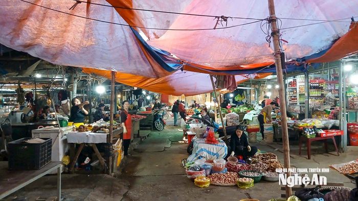 Nhiều khu vực tại chợ Hưng Dũng phải dùng bạt che tạm do mái che sập sệ. Ảnh: Đình Tuyên