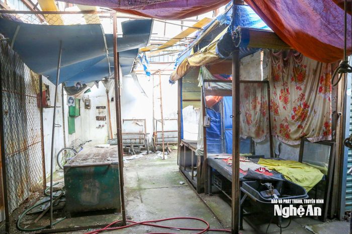 Một số gian hàng xập xệ, xuống cấp tại chợ Quán Lau. Ảnh: Đình Tuyên