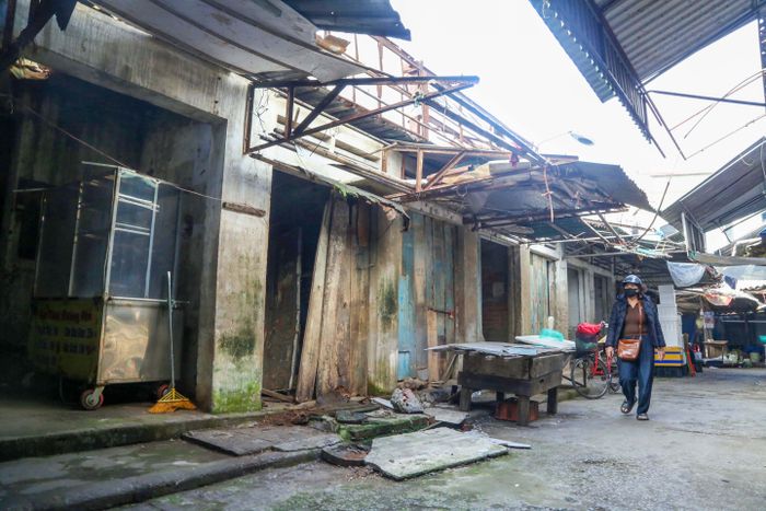 Nhiều ki-ốt xuống cấp nghiêm trọng, tiểu thương không mặn mà bám chợ. Ảnh: Đình Tuyên