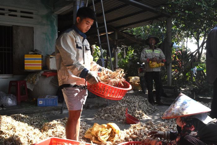 Người dân sàng đất cát trước khi cân kiệu. Ảnh: NGUYỄN QUỲNH