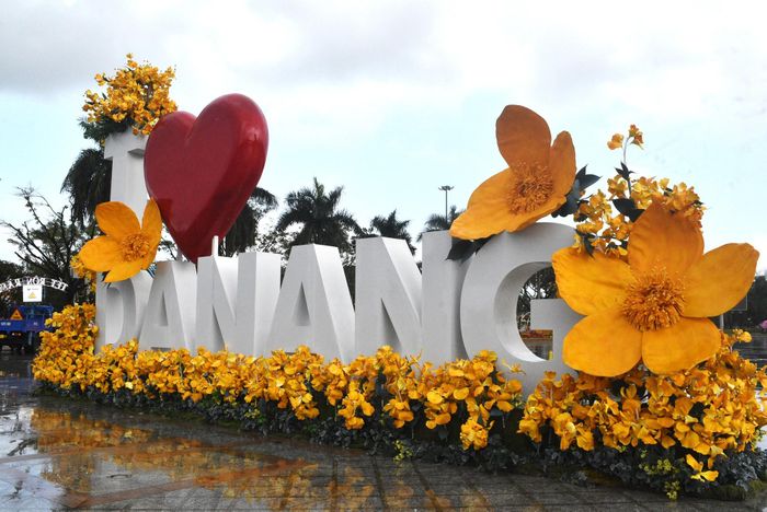 Biểu tượng trái tim với ý nghĩa tình yêu thành phố được lắp đặt tại mặt tiền của Quảng trường 24/3. Ảnh: NGUYỄN QUỲNH