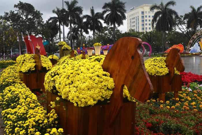Linh vật ngựa cõng hoa. NGUYỄN QUỲNH