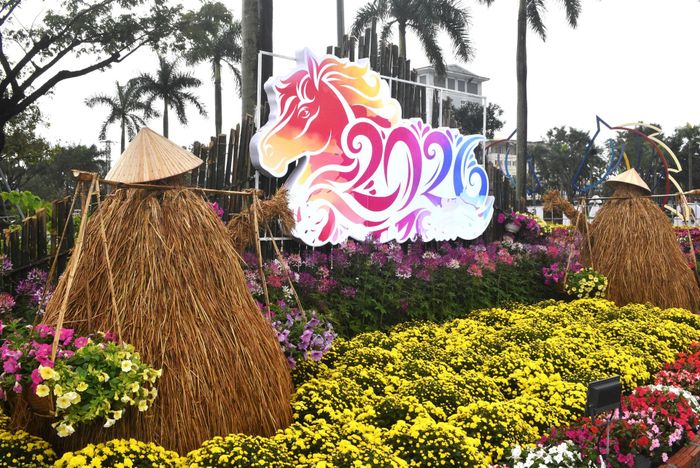 Mô hình linh vật ngựa được lắp đặt hai bên công viên để du khách đến chụp hình. Ảnh: NGUYỄN QUỲNH
