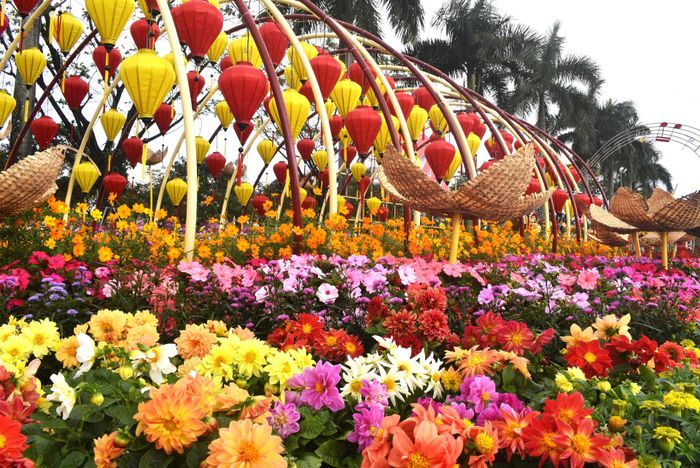Hoa và các vật dụng trang trí thân thiện với môi trường. Ảnh: NGUYỄN QUỲNH