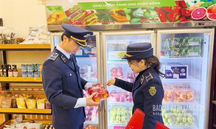 Đội Quản lý thị trường số 1 giám sát việc niêm yết giá của các cơ sở kinh doanh hoa quả nhập khẩu trên địa bàn phường Đông Kinh