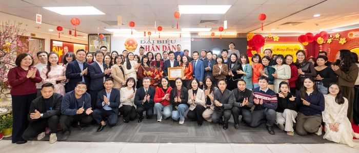 Lãnh đạo, phóng viên, biên tập viên, người lao động Báo Đại biểu Nhân dân đón nhận Bằng khen của Ủy ban Thường vụ Quốc hội cho Báo Đại biểu Nhân dân, ghi nhận những thành tích xuất sắc của Báo trong công tác chuyển đổi số. Ảnh: Phạm Thắng