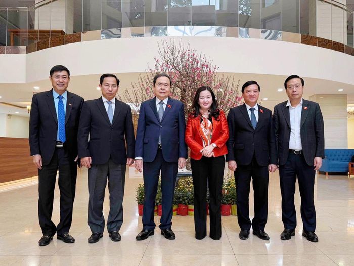 Chủ tịch Quốc hội Trần Thanh Mẫn; Phó Chủ tịch Quốc hội Nguyễn Khắc Định; Tổng Thư ký Quốc hội, Chủ nhiệm Văn phòng Quốc hội Lê Quang Mạnh; Chủ nhiệm Ủy ban Công tác đại biểu Nguyễn Hữu Đông; Phó Chủ nhiệm Ủy ban Công tác đại biểu Nguyễn Đại Thắng; Tổng Biên tập Báo Đại biểu Nhân dân Phạm Thị Thanh Huyền chụp ảnh lưu niệm