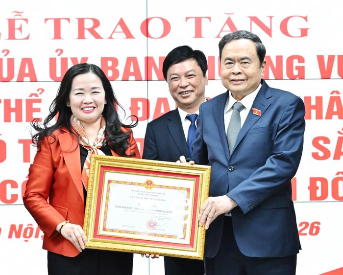 Chủ tịch Quốc hội Trần Thanh Mẫn trao Bằng khen của Ủy ban Thường vụ Quốc hội tặng Báo Đại biểu Nhân dân. Ảnh: Quang Khánh