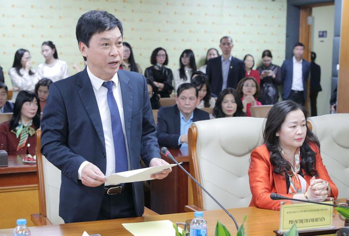 Phó Tổng Biên tập Báo Đại biểu Nhân dân Lê Thanh Kim giới thiệu đại biểu. Ảnh: Quang Khánh