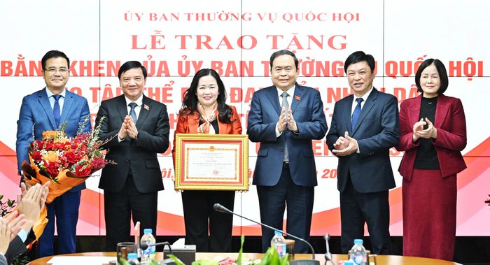 Chủ tịch Quốc hội Trần Thanh Mẫn trao Bằng khen của Ủy ban Thường vụ Quốc hội tặng Báo Đại biểu Nhân dân. Ảnh: Quang Khánh
