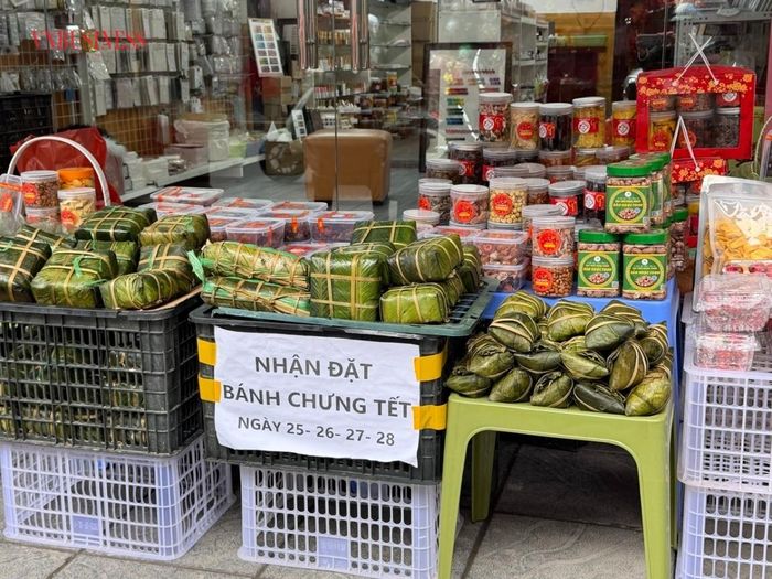 Theo nhiều tiểu thương, do năm nay tháng Chạp là tháng thiếu, ngày cúng ông Táo rơi vào giữa tuần nên các gia đình tranh thủ làm lễ từ những ngày nghỉ cuối tuần. Nhiều gia đình mua đồ lễ cúng Táo quân từ ngày thứ Sáu tới nay. Sức mua “nóng” lên, song giá cả không biến động lớn.