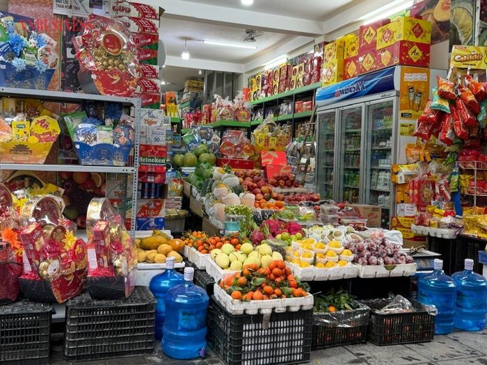 Cụ thể, giá hoa tươi dịp này khá ổn định do thời tiết ấm áp. Hoa cúc kim cương có giá 40 nghìn đồng/chục, hoa thược dược, lay ơn từ 70.000 đồng đến 90.000 đồng/10 cành tùy màu; cúc mai 30.000 đến 35.000 đồng/bó, ly kép 35.000 đồng/cành…