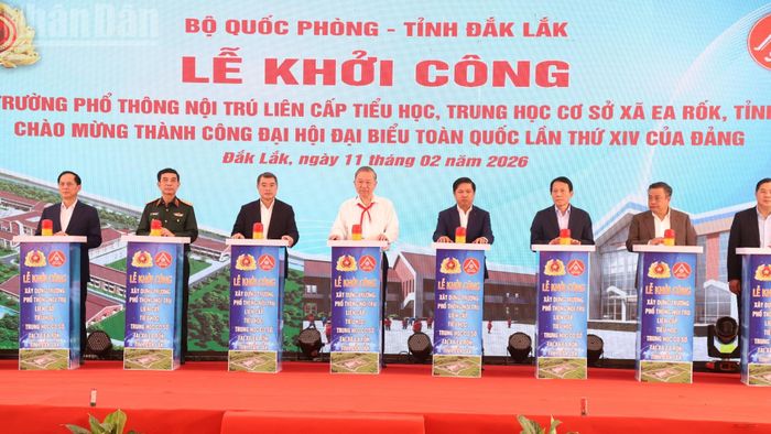  Tổng Bí thư Tô Lâm và các đồng chí lãnh đạo Đảng, Nhà nước và tỉnh Đắk Lắk ấn nút khởi công dự án. 
