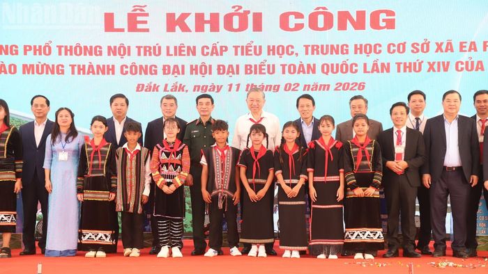  Tổng Bí thư Tô Lâm và các đồng chí lãnh đạo Đảng, Nhà nước và tỉnh Đắk Lắk chụp hình lưu niệm với cán bộ, giáo viên và các cháu học sinh xã Ea Rốk. 
