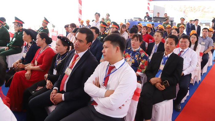  Cán bộ và nhân dân xã Ea Rốk dự lễ khởi công. 