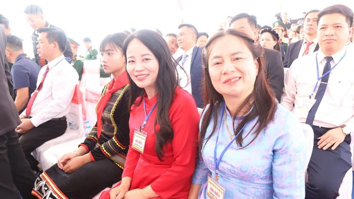  Các giáo viên ở xã Ea Rốk dự lễ khởi công. 