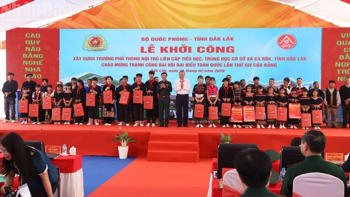  Tổng Bí thư Tô Lâm và Đại tướng Phan Văn Giang, Bộ trưởng Quốc phòng tặng quà cho các cháu học sinh. 