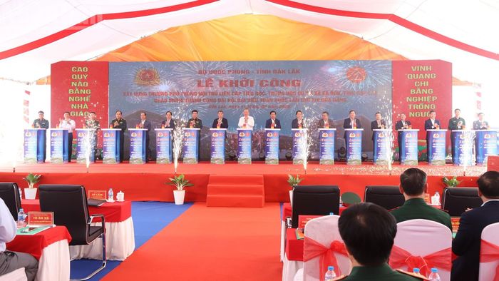  Tổng Bí thư Tô Lâm và các đồng chí lãnh đạo Đảng, Nhà nước và tỉnh Đắk Lắk ấn nút khởi công dự án. 