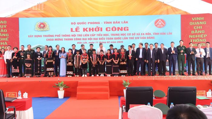  Tổng Bí thư Tô Lâm và các đồng chí lãnh đạo Đảng, Nhà nước và tỉnh Đắk Lắk chụp hình lưu niệm với cán bộ, giáo viên và các cháu học sinh xã Ea Rốk. 