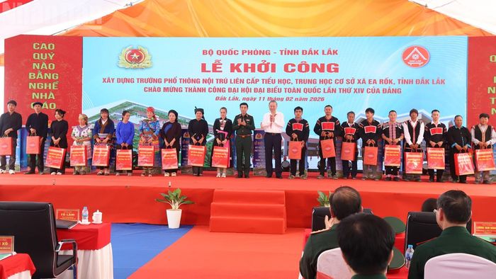  Tổng Bí thư Tô Lâm và Đại tướng Phan Văn Giang, Bộ trưởng Quốc phòng tặng quà cho người dân xã Ea Rốk. 