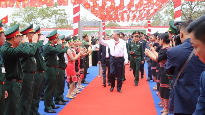  Các cán bộ quân đội và nhân dân xã Ea Rốk chào đón Tổng Bí Thư Tô Lâm và các đồng chí lãnh đạo Đảng, Nhà nước. 