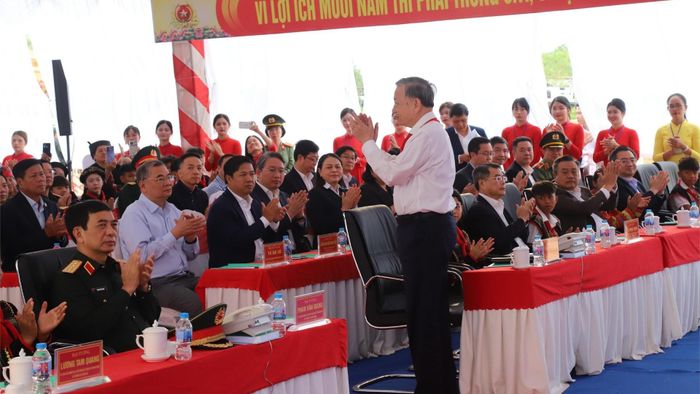  Tổng Bí thư Tô Lâm chào cán bộ và nhân dân dự lễ khởi công. 