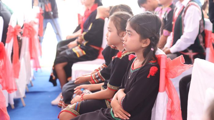  Các cháu học sinh người dân tộc thiểu số xã Ea Rốk dự lễ khởi công. 
