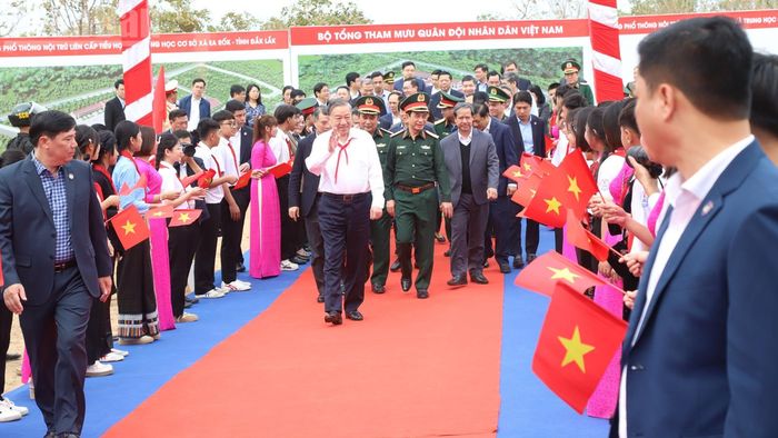  Tổng Bí thư Tô Lâm chào các cán bộ, thầy cô giáo và các em học sinh xã Ea Rốk. 