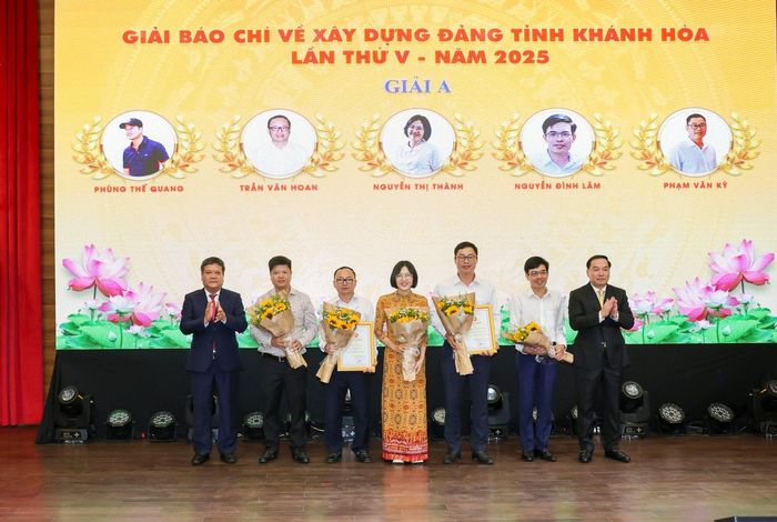 Các tác giả đạt Giải A tại Lễ trao giải. (Ảnh: TP)