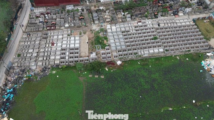 Trước đó, UBND phường Thanh Liệt (Hà Nội) cũng phát hiện 6 ngôi giả do người dân chiếm đất, tự ý xây dựng tại nghĩa trang Giò Gà (phường Thanh Liệt). UBND phường đã giải tỏa, xử lý các trường hợp chiếm đất, xây mộ giả theo quy định.