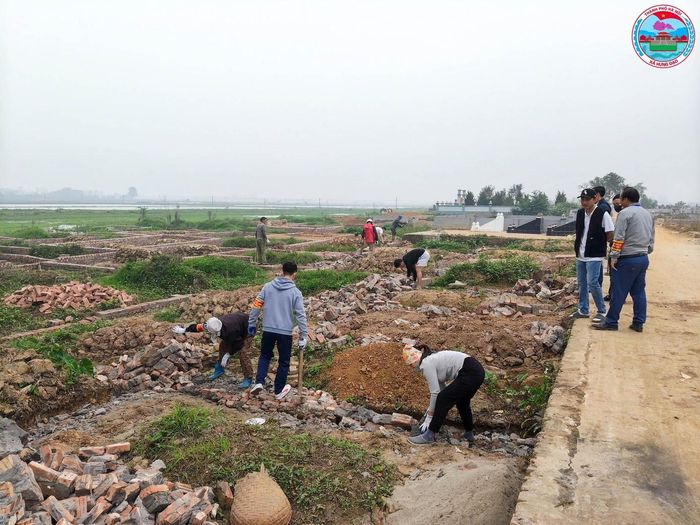 Các công trình vi phạm chủ yếu là những ô đất bị bao chiếm, xây tường gạch trái phép với diện tích từ 10m2 đến 20m2, kết cấu gồm móng và tường gạch cao từ 50cm đến 70cm. Lực lượng chức năng đã tiến hành phá dỡ các bức tường xây và vận chuyển toàn bộ gạch, đá ra khỏi khu vực hung táng.