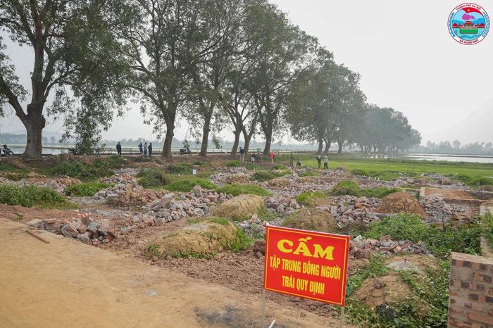 Trước đó, ngày 6/2, UBND xã Hưng Đạo (Hà Nội) cũng đã tổ chức giải tỏa các trường hợp xây dựng tường bao chiếm đất tại khu hung táng thuộc nghĩa trang Gò Đồng Dong (xã Hưng Đạo).