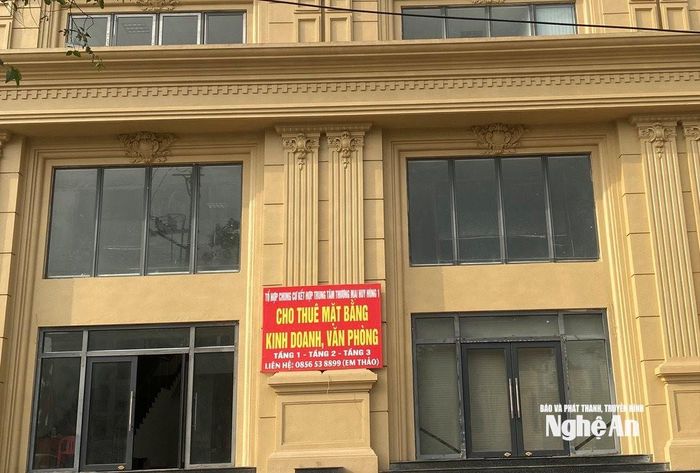 Từ cuối năm 2025 đến nay, không ít khách thuê mặt bằng phải rút trả là do hoạt động kinh doanh thua lỗ. Để thu hút, các chủ tòa nhà buộc phải tung ra các gói ưu đãi như trả tiền thuê 12 tháng tặng 1 tháng, hay giảm 20-30% giá thuê cho văn phòng trọn gói… Ảnh: Văn Trường