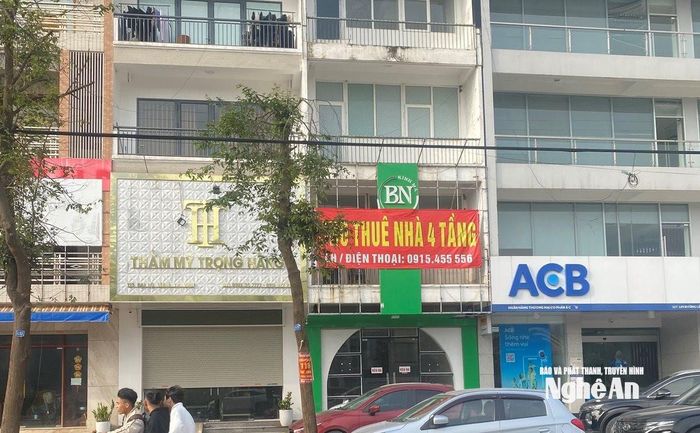 Tại một căn nhà 4 tầng khác dọc đại lộ Lênin, phường Vinh Phú, với mức giá chào thuê 20 triệu đồng/tháng, chủ nhà cho biết sẵn sàng hạ giá nếu có khách thuê. Ảnh: Văn Trường
