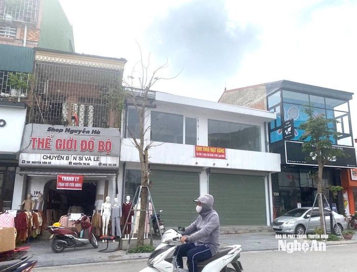 Đường Nguyễn Văn Cừ là một trong những tuyến phố kinh doanh sầm uất. Tuy nhiên hiện nay, nhiều cửa hàng rơi vào cảnh vắng khách, khiến việc cho thuê gặp khó. Ảnh: Văn Trường
