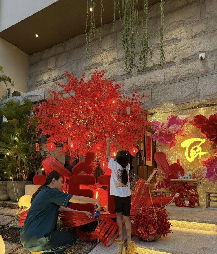 Đàm Thu Trang hạnh phúc khi con gái nay đã biết cùng mẹ trang trí đón Tết.