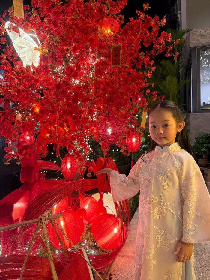 Sinh năm 2020, bé Suchin nay trông xinh xắn, diện mạo ngày càng giống mẹ nhiều hơn.