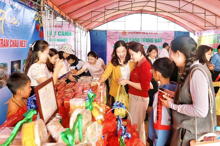  Các gian hàng trưng bày sản phẩm đặc trưng của địa phương tại xã Toàn Lưu thu hút đông người dân tham quan, mua sắm. 