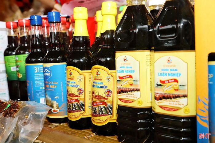  Các sản phẩm OCOP, nông nghiệp tiêu biểu đến gần hơn với người tiêu dùng qua các phiên chợ. 