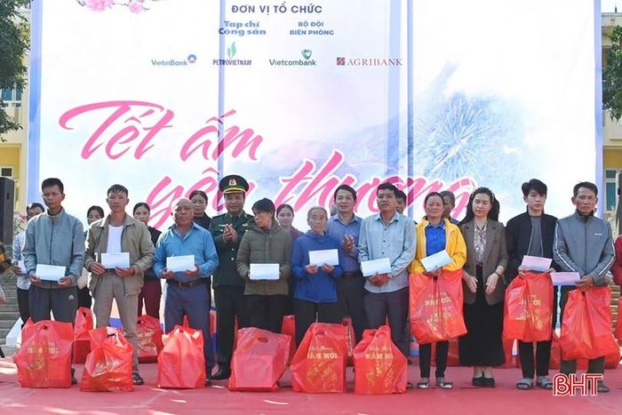 BĐBP Hà Tĩnh kết nối với Tạp chí Cộng sản và các nhà hảo tâm trao tặng 230 suất quà cho các gia đình có hoàn cảnh khó khăn ở xã Hương Khê.