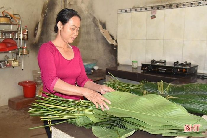 Người Lào Thưng ở thôn Phú Lâm chuẩn bị lá dong để gói bánh chưng đón Tết
