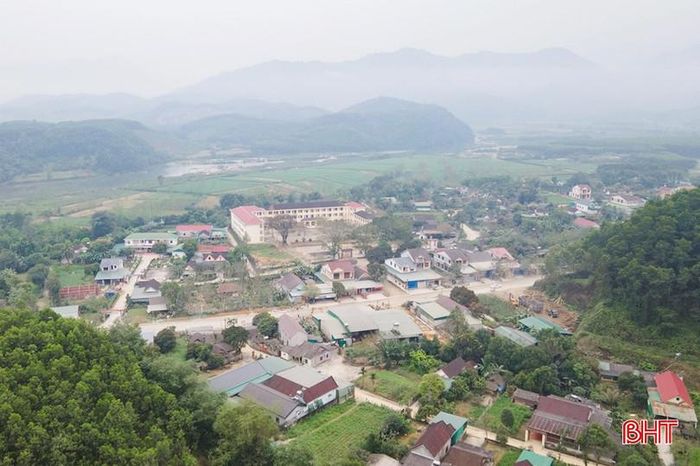 Thôn biên giới Công Thương (xã Sơn Kim 1) là nơi cộng đồng người Mường, Mán, Tày sinh sống.