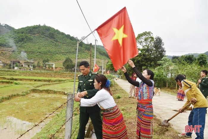 Quân và dân bản Rào Tre chào đón xuân mới với quyết tâm và khí thế cao.