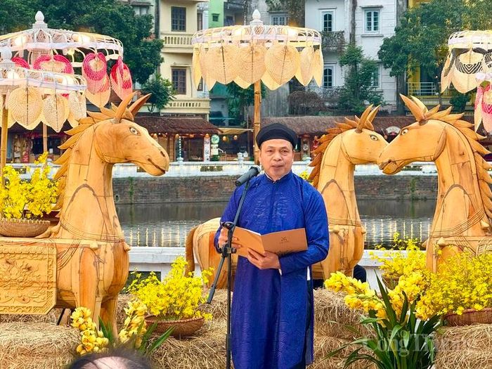 Ông Lê Xuân Kiêu - Giám đốc Trung tâm Hoạt động Văn hóa Khoa học Văn Miếu - Quốc Tử Giám phát biểu tại Lễ khai mạc Hội chữ Xuân Bính Ngọ 2026. Ảnh: Diệu Anh